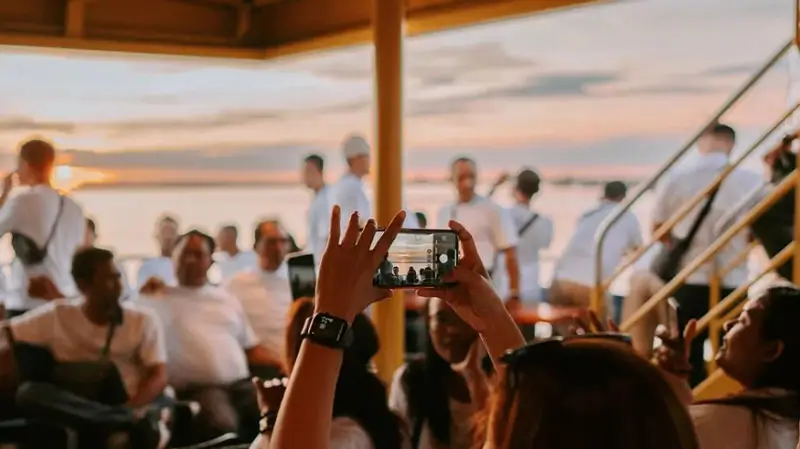 Penumpang menikmati sunset di Bounty Cruise Bali