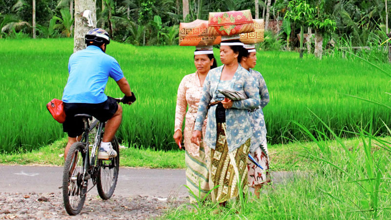 Kunjungan desa tradisional Bali dalam tur bersepeda Sobek.