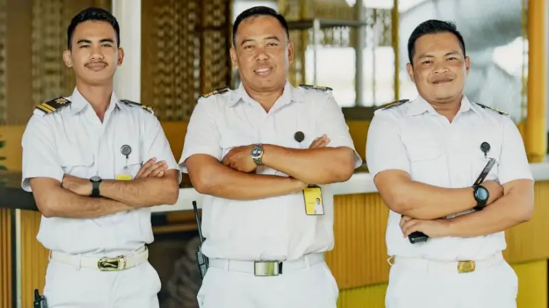 Kru profesional Bounty Cruise Bali siap mengantar petualangan Anda.