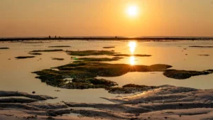 Pantai berpasir putih dan matahari terbenam di Gili Trawangan