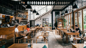 Interior kafe yang nyaman dan homey di Bali.