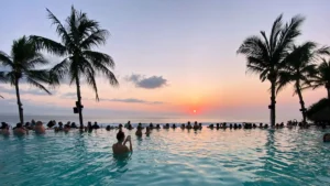 Sunset di Kolam Renang Potato Head Beach Club, Pantai Petitenget