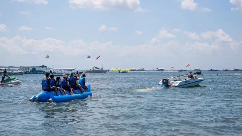 wisatawan bermain banana boat bersama instruktur © Wira Tour