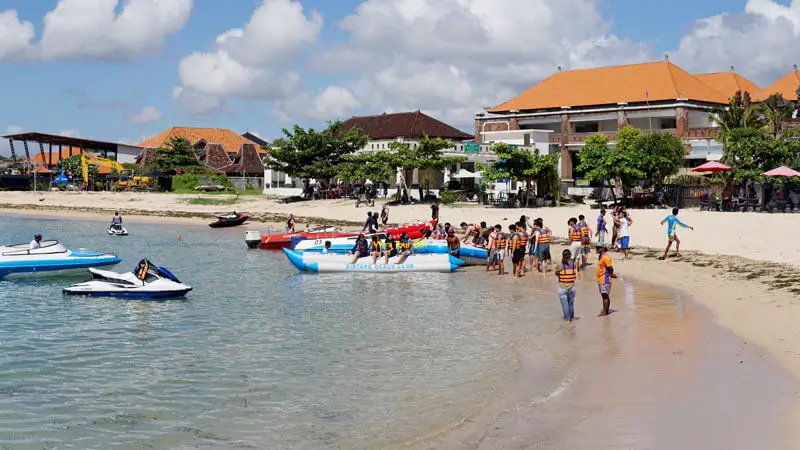 Aktivitas water sport di tanjung benoa dengan wisatawan bermain banana boat dan jet ski © Wira Tour
