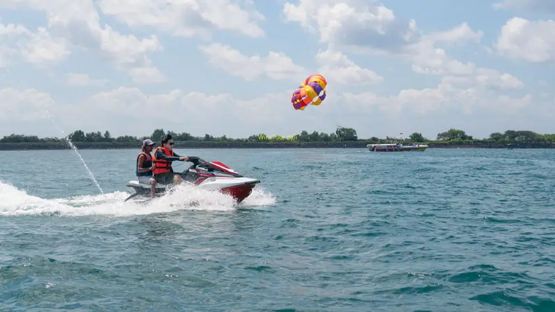 wisatawan bermain jet ski di Tanjung Benoa bersama instruktur © Wira Tour