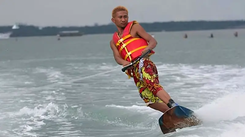 Wakeboarding di Tanjung Benoa, Bali.