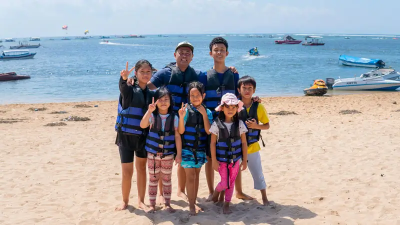 Keluarga dan anak-anak siap main water sport di Tanjung Benoa dengan jaket pelampung © Wira Tour