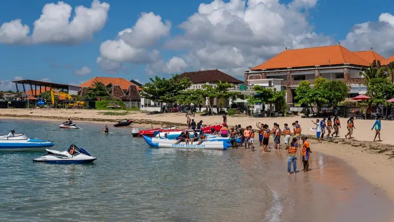 Suasana pantai Tanjung Benoa dengan jet ski dan peserta di tepi air