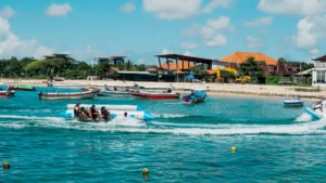 Wisatawan menikmati serunya Banana Boat di Tanjung Benoa Bali dengan pemandangan pantai yang indah.