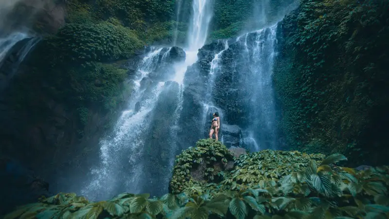 Air Terjun Sekumpul tempat wisata di Bali utara dengan aliran bertingkat dikelilingi hutan tropis.
