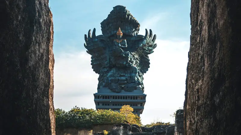Patung Garuda Wisnu Kencana di Bali, ikon budaya dengan arsitektur megah.