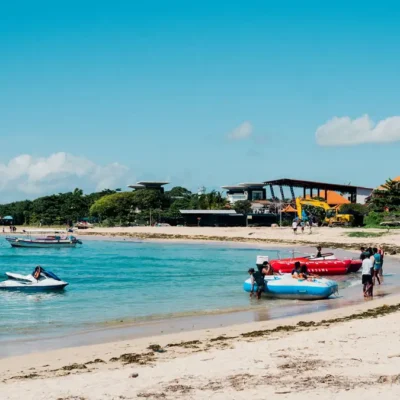 Pantai Tanjung Benoa dengan aktivitas watersport yang terjangkau