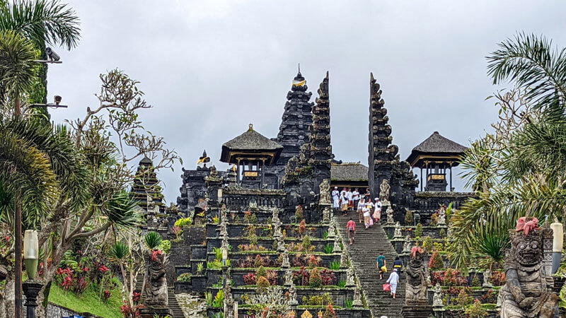 Pura Besakih di lereng Gunung Agung, tempat wisata pura Hindu terbesar di Bali.