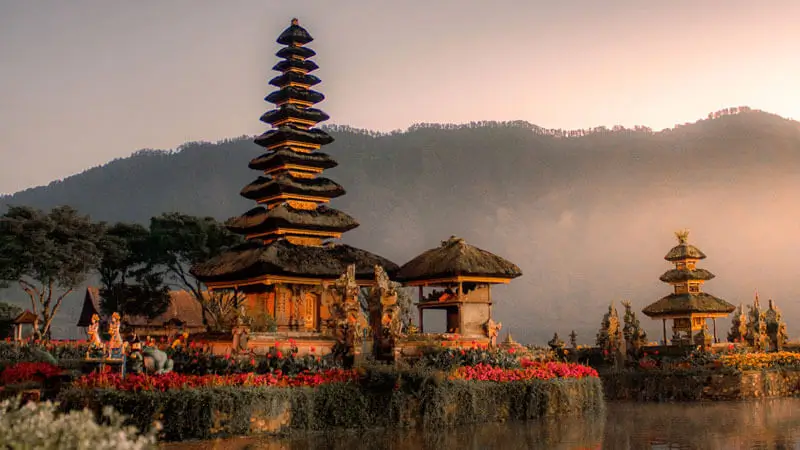 Pura Ulun Danu Beratan di Bedugul yang tampak mengapung di tengah Danau Beratan saat fajar.
