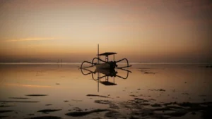 Sunrise di Pantai Sanur Bali dengan perahu jukung tradisional.