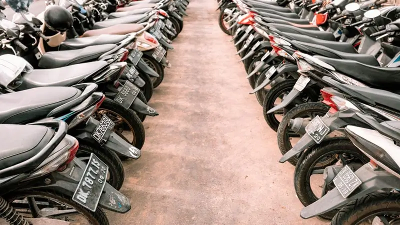 Deretan parkir motor di dekat akses destinasi, khas area Canggu