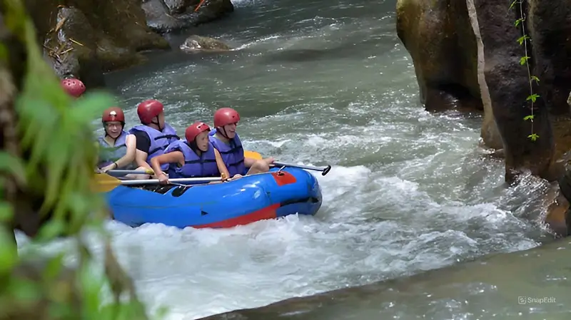 Perahu rafting di Sungai Melangit Bali di Desa Bakas Klungkung.