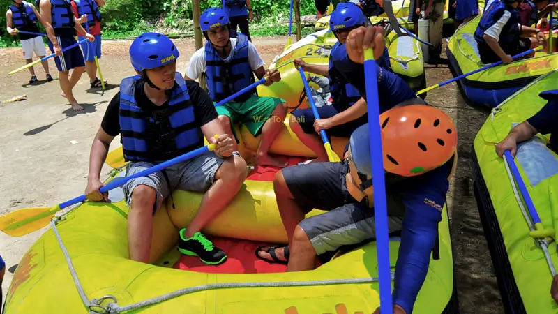 Peserta rafting di Telaga Waja Bali mendapatkan briefing keselamatan dari pemandu sebelum memulai petualangan arung jeram.