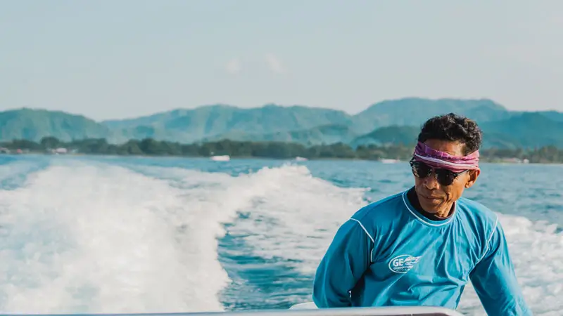 Awak kapal fast boat lokal menuju Nusa Penida di tengah laut Bali © Wira Tour Bali