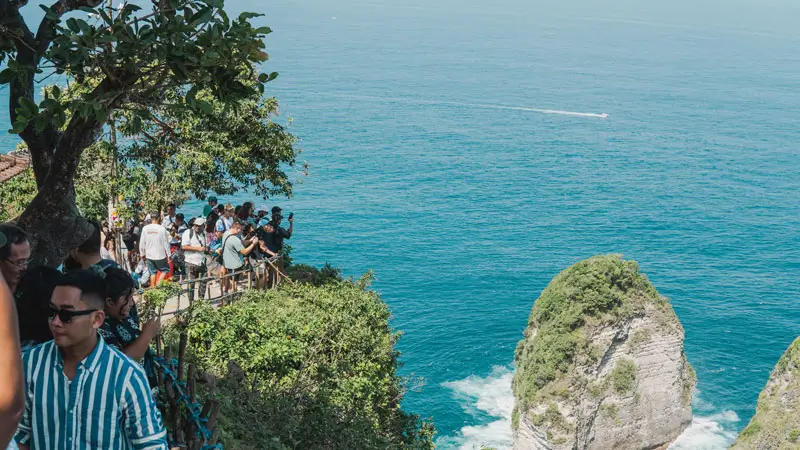 Wisatawan memadati tebing curam menuju Pantai Kelingking © Wira Tour Bali