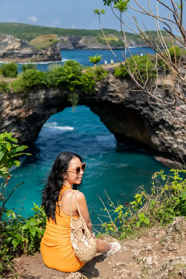 Wisatawan duduk santai di Broken Beach Nusa Penida © Wira Tour Bali