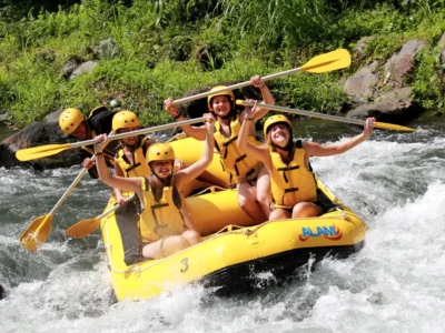 Wisatawan rafting di Sungai Telaga Waja Bali dengan arus menantang.