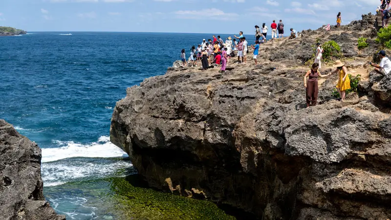 Wisatawan menikmati pemandangan di Angel’s Billabong Nusa Penida © Wira Tour