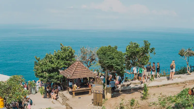 Area tempat istirahat di atas tebing Dinosaurus. © Wira Tour