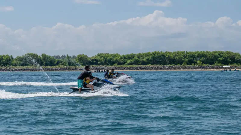 Jaga jarak aman antar jet ski saat berkendara di Bali