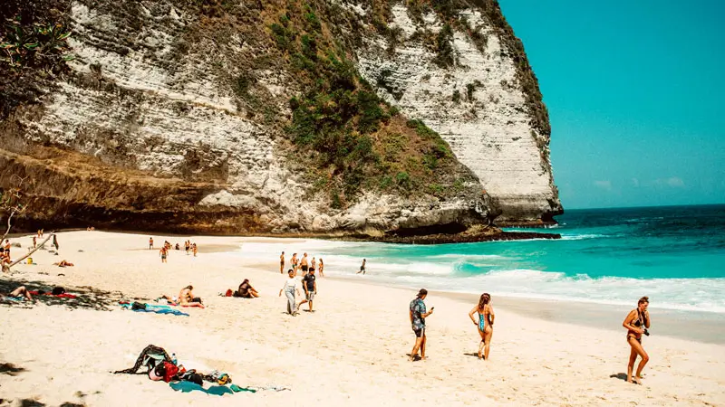 Suasana pantai Kelingking di Nusa Penida dari bibir pantai.