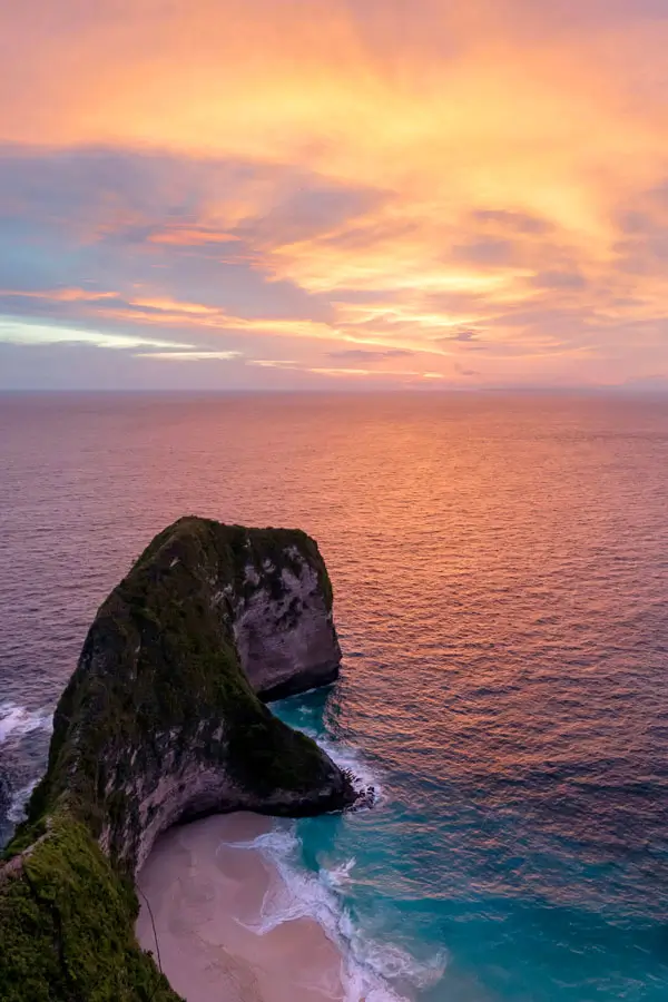 Sunset romantis di tebing ikonik Nusa Penida.