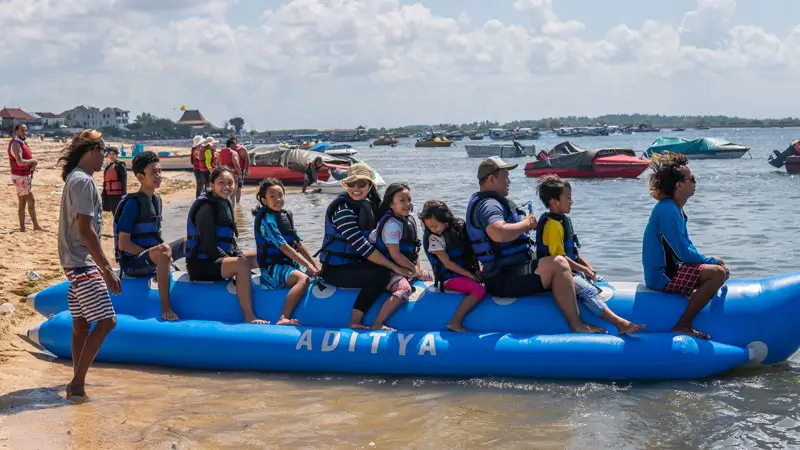 Keluarga mencoba Paket Pulau Penyu Banana Boat Parasailing di Tanjung Benoa – dokumentasi Wira Tour Bali