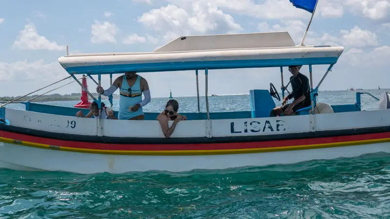 Perahu kaca menuju Turtle Island – isi Paket Pulau Penyu Banana Boat Parasailing – dokumentasi Wira Tour Bali