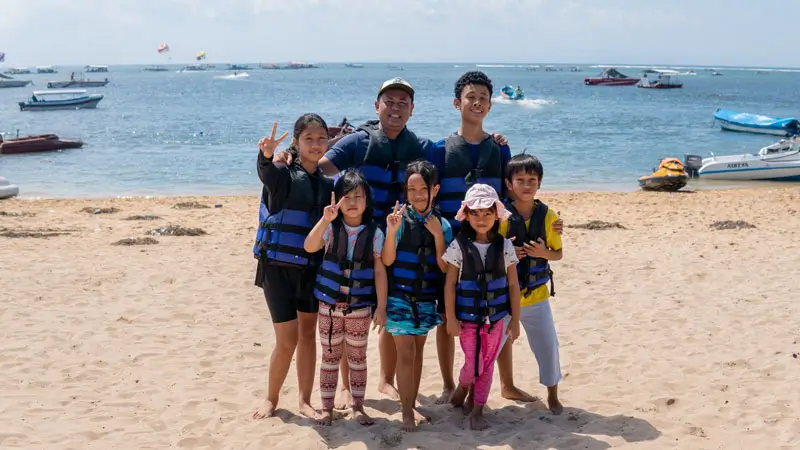 keluarga dan anak-anak siap main watersport di Tanjung Benoa – dokumentasi Wira Tour Bali.