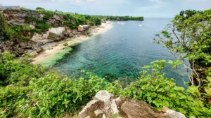 View tebing dan garis pantai berair jernih di Pantai Balangan Bali.