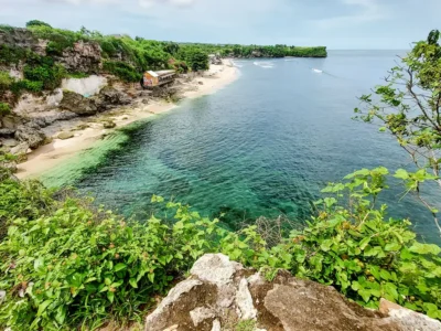 View tebing dan garis pantai berair jernih di Pantai Balangan Bali.