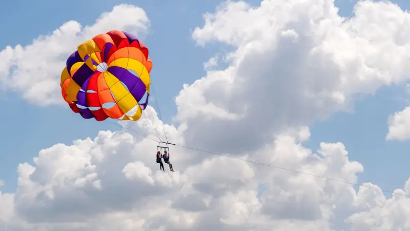 Parasailing tandem – bagian dari Paket Pulau Penyu Banana Boat Parasailing – dokumentasi Wira Tour Bali