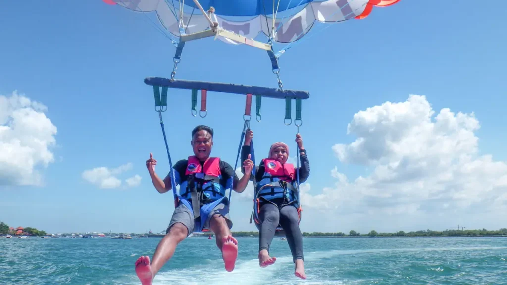 Pendaratan parasailing: dua peserta mendekati laut di Tanjung Benoa