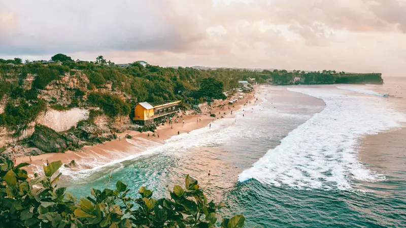 Tebing sunset ikonik Pantai Balangan Bali saat sore.