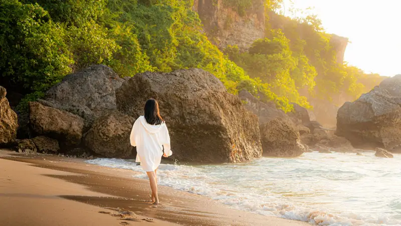 Jalan kaki sore menyusuri pantai saat golden hour.