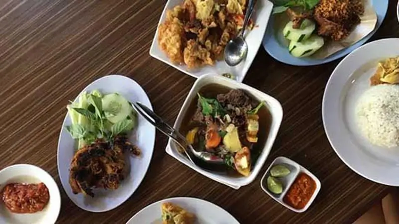 Menu halal malam hari – ayam bakar dan sup di Ayam Plengkung