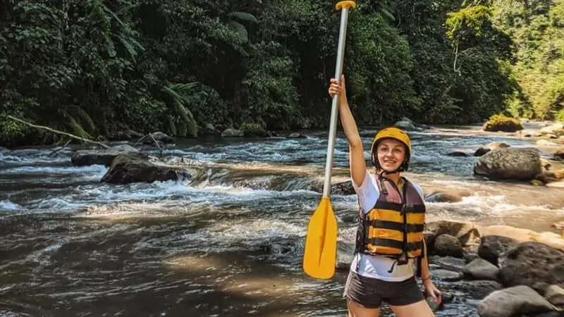 Peserta rafting memakai pelampung dan helm sebelum turun