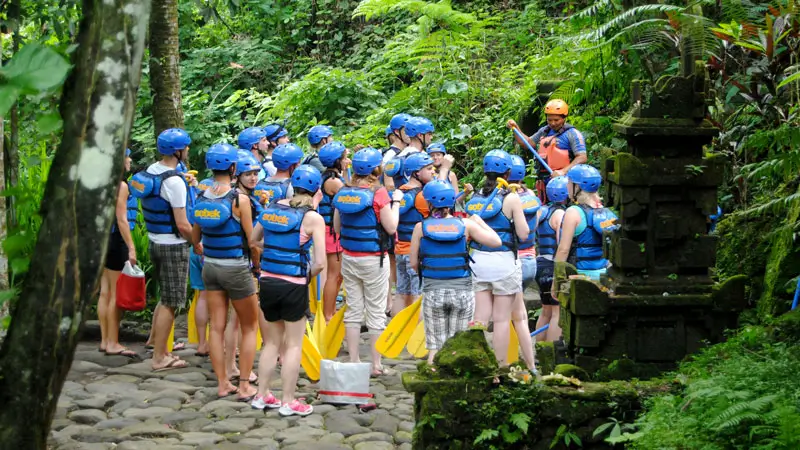 Pengarahan keselamatan oleh pemandu sebelum rafting dimulai