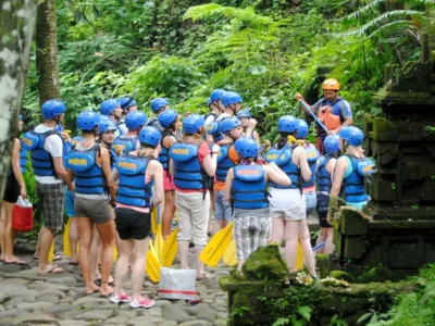 Peserta rafting dapat briefing perlengkapan sebelum turun ke sungai Ayung