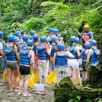 Peserta rafting dapat briefing perlengkapan sebelum turun ke sungai Ayung