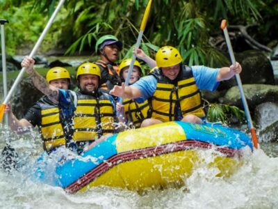 Rombongan rafting di Sungai Ayung dengan latar hijau Ubud