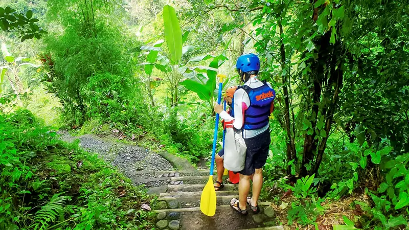 Peserta rafting menuruni tangga curam ke sungai Ayung