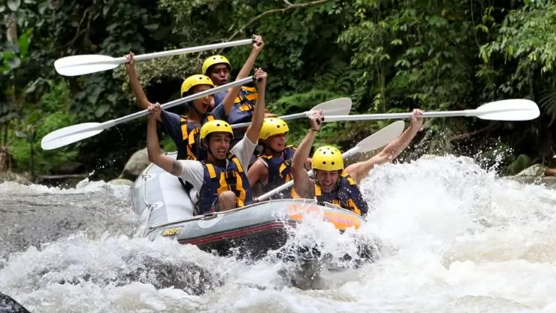 Grup wisatawan arung jeram di sungai Ubud yang menantang