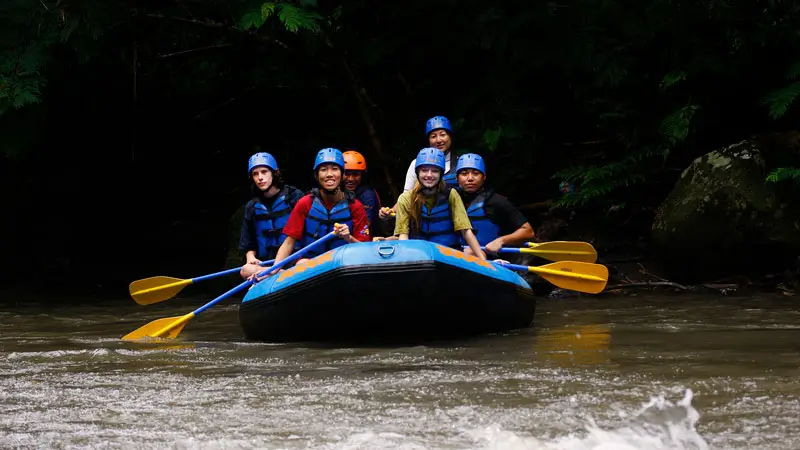 Grup wisatawan rafting santai di Sungai Ayung saat musim kemarau