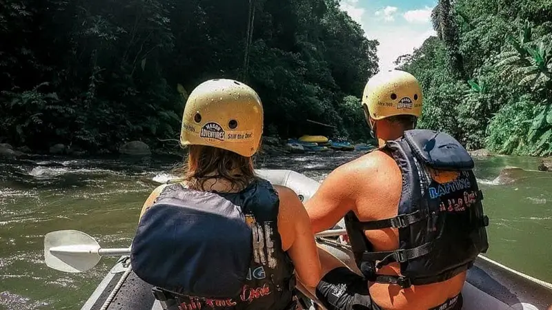 Pasangan menikmati suasana tenang saat arung jeram di Ubud